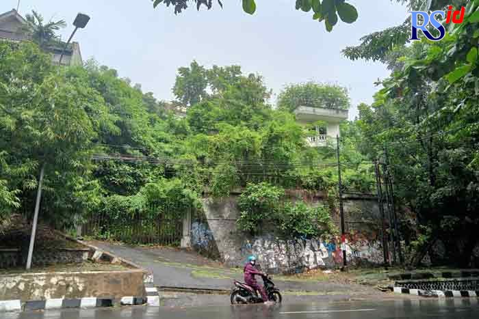 Rumah kosong yang berada di Jalan Letjen S Parman, Gajahmungkur, Kota Semarang. (Syafiq Hamzawi/Jawa Pos Radar Semarang)