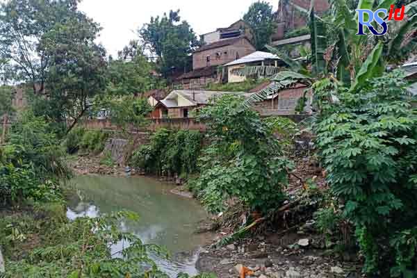 Air Sungai Silandak diduga tercemar limbah pabrik di Kawasan Industri Candi (KIC). (ADENNYAR WYCAKSONO/JAWA POS RADAR SEMARANG)
