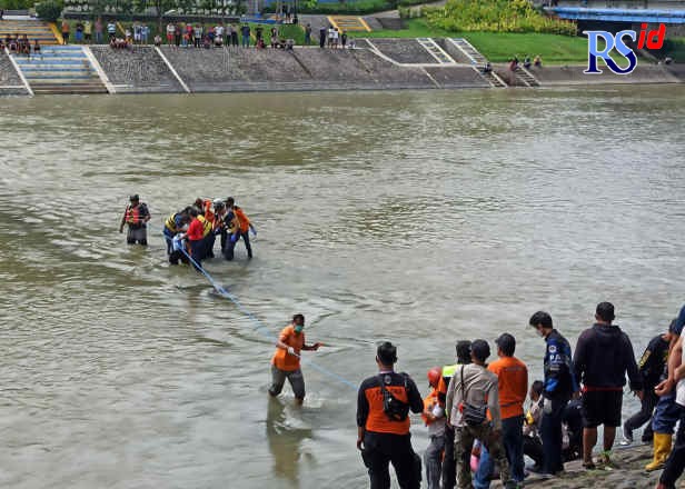 Petugas mengevakuasi jenazah pelajar yang ditemukan tewas di sungai Banjir Kanal Barat Semarang. (M Haryanto/Jawa Pos Radar Semarang)