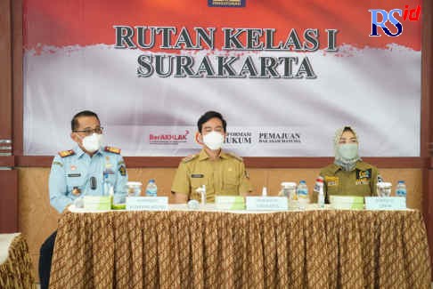 Kakanwil Kemenkumham Jateng A Yuspahruddin, Wali Kota Surakarta Gibran Rakabuming Raka, Anggota DPR RI Eva Yuliana saat rapat rencana relokasi Rutan Kelas I Surakarta, Senin (14/2/2022). (Istimewa)