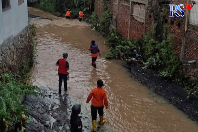 Warga bersama petugas BPBD dan Basarnas serta para relawan masih melakukan pencarian korban hanyut. (M Haryanto/Jawa Pos Radar Semarang)