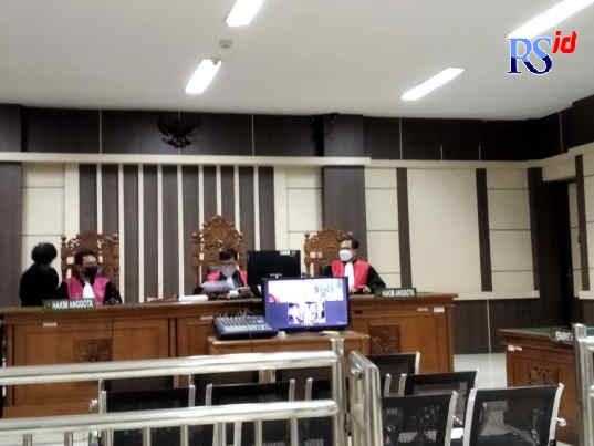 Majelis hakim PN Semarang membacakan putusan lima terdakwa kasus BPR Salatiga, Rabu (16/2). (IDA FADILAH/JAWA POS RADAR SEMARANG)