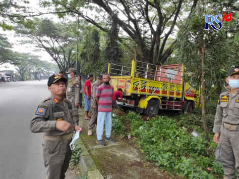 Truk menabrak median jalan di JLS Salatiga. (Dhinar Sasongko/Jawa Pos Radar Semarang)