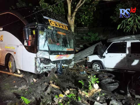 Kondisi Bus EKA yang tabrak tiga mobil. (ROFIK SYARIF G P/JAWA POS RADAR SEMARANG)