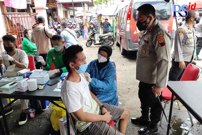 Polres Salatiga ikut mempercepat pemberian vaksinasi booster ke masyarakat. Mereka menggelar vaksinasi di teras Pasaraya II Salatiga. (Dhinar Sasongko/Jawa Pos Radar Semarang)