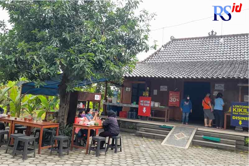 Suasana Mie Ayam Pak Kardi Semarang yang banyak didatangi pecinta kuliner. (Chofifah Uswatun Khasanah/jawa pos radar semarang)