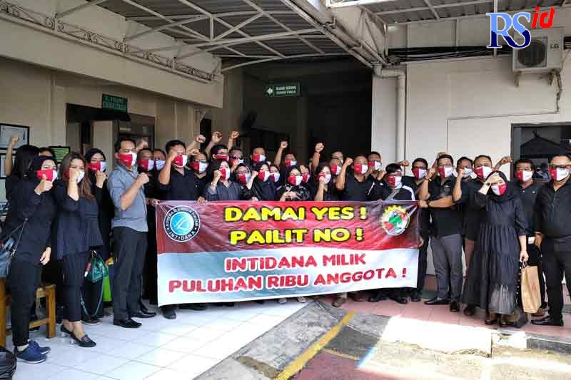 Para Manajer KSP Intidana melakukan demo silent untuk sepakat damai dan menolak pailit di PN Semarang, Kamis (3/2). (IDA FADILAH/JAWA POS RADAR SEMARANG)