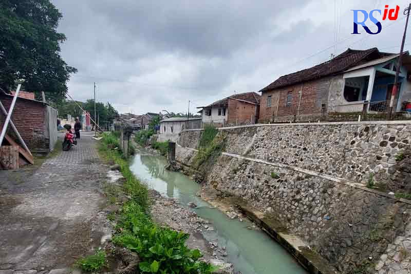 Sungai Silandak di wilayah RT 7 RW 2 Kelurahan Ngaliyan, Semarang yang diduga tercemar limbah pabrik. (ADDIN ALFATH/JAWA POS RADAR SEMARANG)