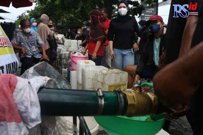 Operasi pasar minyak goreng curah yang digelar di Pasar Sampangan Baru. (NURCHAMIM/JAWA POS RADAR SEMARANG)