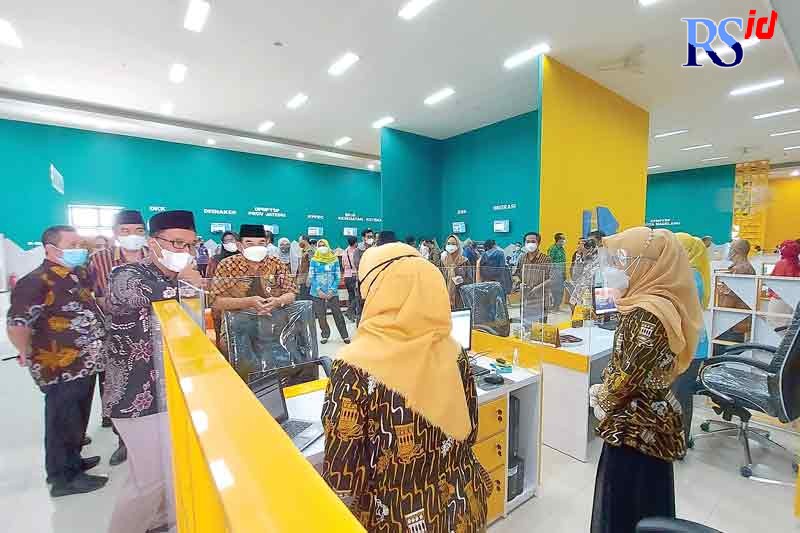 Wali Kota Magelang dr Muchamad Nur Aziz berkeliling melihat-lihat seisi MPP Kota Magelang, di Gedung Kyai Sepanjang. (PUPUT PUSPITASARI/JAWA POS RADAR SEMARANG)