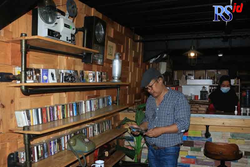 Pelanggan yang tengah bersantai menikmati kopi di Kafe HOC. (NURCHAMIM/JAWA POS RADAR SEMARANG)