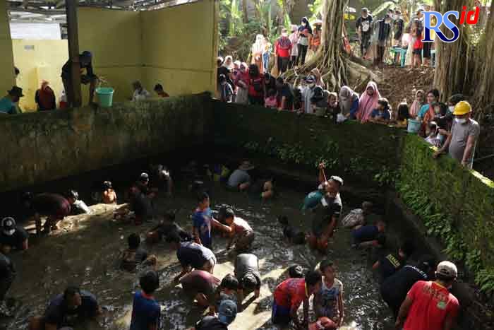 Warga Kelurahan Pongangan melakukan nyadran di Sendang Sendang Sirawan RW 2 setelah dua tahun vakum. (NUR CHAMIM/ JAWA POS RADAR SEMARANG)