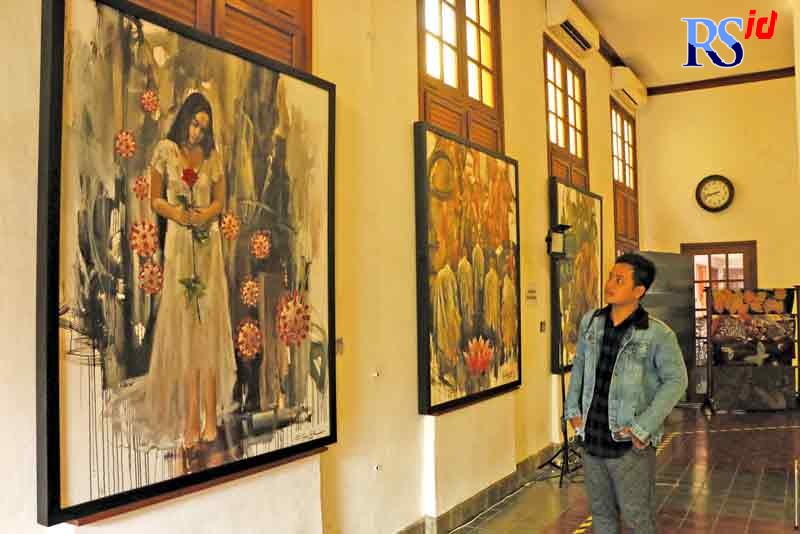 Pameran seni lukis kontemporer dipamerkan di Gallery Monod Huis, Kota Lama, Semarang, Sabtu (12/2) lalu sampai Sabtu (19/2) mendatang. (NUR CHAMIM/JAWA POS RADAR SEMARANG)