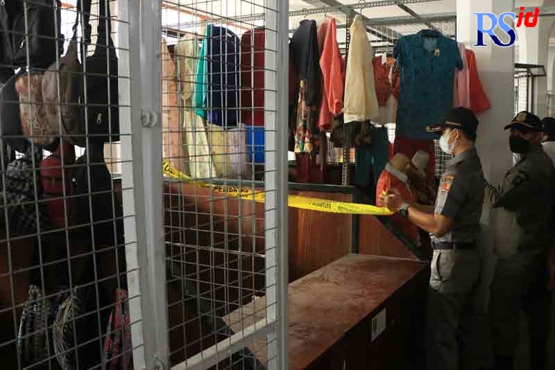 Petugas Satpol PP Kota Semarang saat menyegel kios di Pasar Johar Tengah dan Utara yang belum ditempati pedagang Senin (21/2). (NURCHAMIM/JAWA POS RADAR SEMARANG)