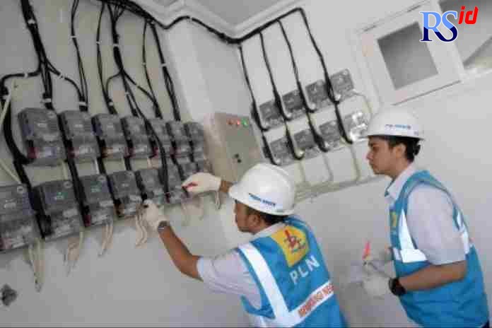 UTAMAKAN PELAYANAN : Petugas PLN sedang memperbaiki meteran di salah satu rumah pelanggan. (DOKUMEN HUMAS PLN JATENG-DIY)