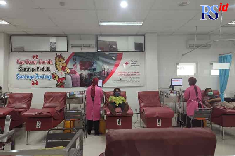 Sejumlah masyarakat melakukan donor darah di Kantor Unit Donor Darah Kota Semarang. (Nurfaik Nabhan/Jawa Pos Radar Semarang)