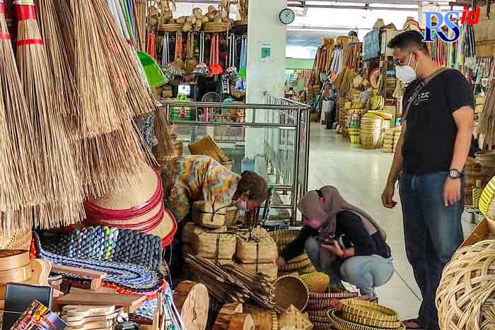 Mbah Payem, 78 melayani pembeli di Pasar Bulu (20/2/2022). (Nurfaik Nabhan/ Jawa Pos Radar Semarang)