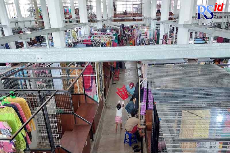 Suasana Pasar Johar Baru, Sabtu (12/2) siang, sepi pengunjung. Para pedagang tampak duduk termenung menunggu pembeli yang tak kunjung datang. (ADDIN ALFATH/JAWA POS RADAR SEMARANG)