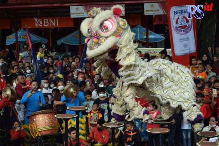 Ribuan pengunjung menyaksikan pentas barongsai di Kelenteng Sam Poo Kong, Semarang, Selasa (1/2). (TITIS ANIS FAUZIYAH/JAWA POS RADAR SEMARANG)
