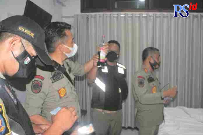 TEMUKAN AMER : Petugas gabungan melakukan operasi di salah satu kamar hotel yang menjadi sasaran operasi penyakit masyarakat (pekat), Kamis (17/2) malam. (ROFIK SYARIF G P/RADAR MAGELANG)