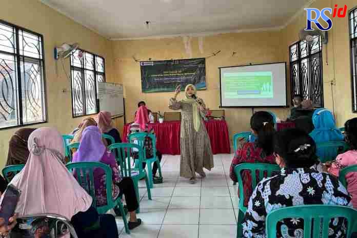 EDUKASI MASYARAKAT: Tim KKN Tematik Unissula saat sosialisasi pencegahan stunting di aula Kelurahan Tambakrejo, Gayamsari Sabtu (29/1) lalu. (DOKUMEN PRIBADI)