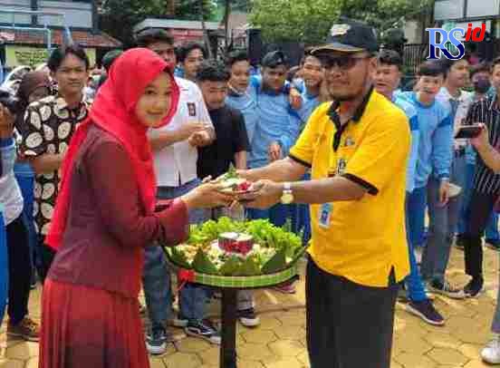 MERIAH : Kepala SMA Teuku Umar Semarang Abdul Aziz Mustofa memotong tumpeng dalam puncak acara HUT ke-40 SMA Teuku Umar. (IST)