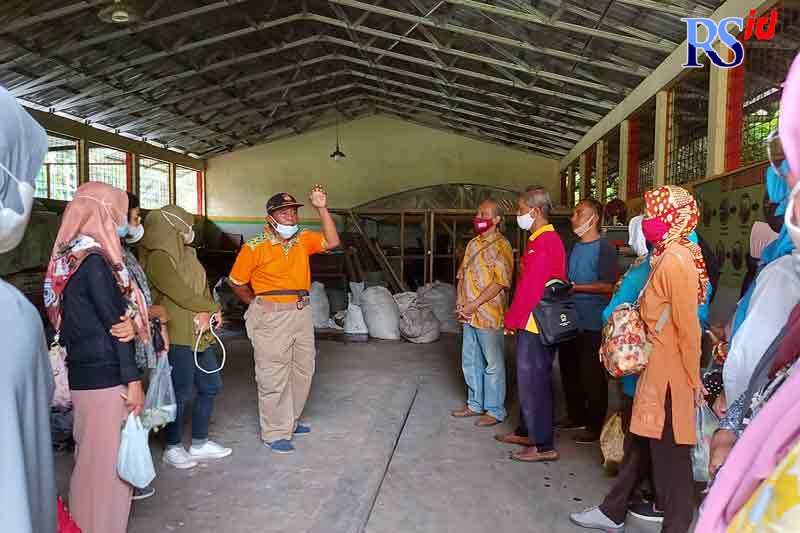Peserta Sekolah Sampah belajar membudidayakan maggot di TPS 3R KSM Anggrek, Rusunawa Potrobangsan. (Istimewa)