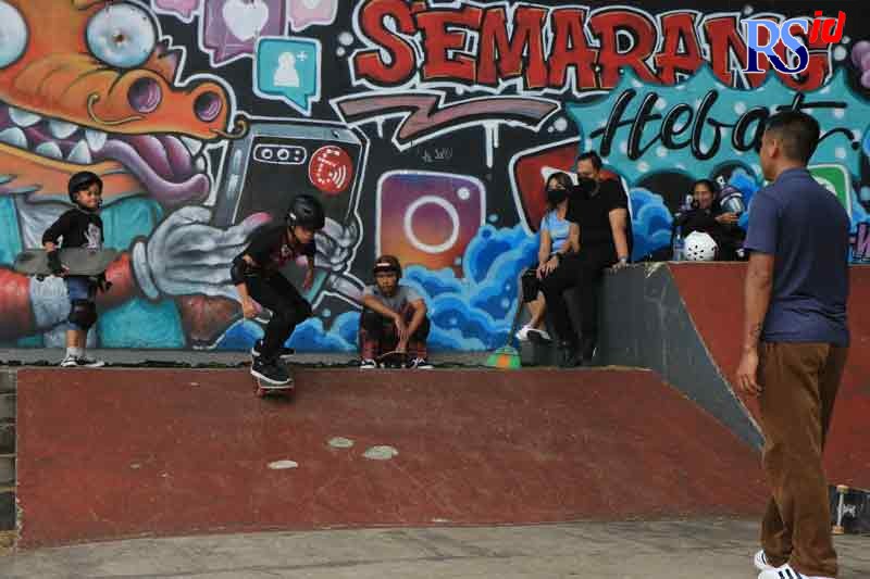 Ajari keseimbangan pada anak-anak yang sedang latihan skateboard secara bergiliran di GOR Tri Lomba Juang Kota Semarang Kamis (17/2). (NUR CHAMIM/JAWA POS RADAR SEMARANG)