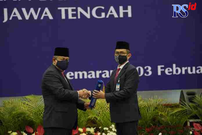 PENGUKUHAN: Gubernur Bank Indonesia Perry Warjiyo melantik Rahmat Dwisaputra sebagai Kepala Perwakilan Bank Indonesia Provinsi Jawa Tengah menggantikan Pribadi Santoso yang sebelumnya menjabat pada periode 2021-2022 di Kantor Perwakilan Bank Indonesia Pro