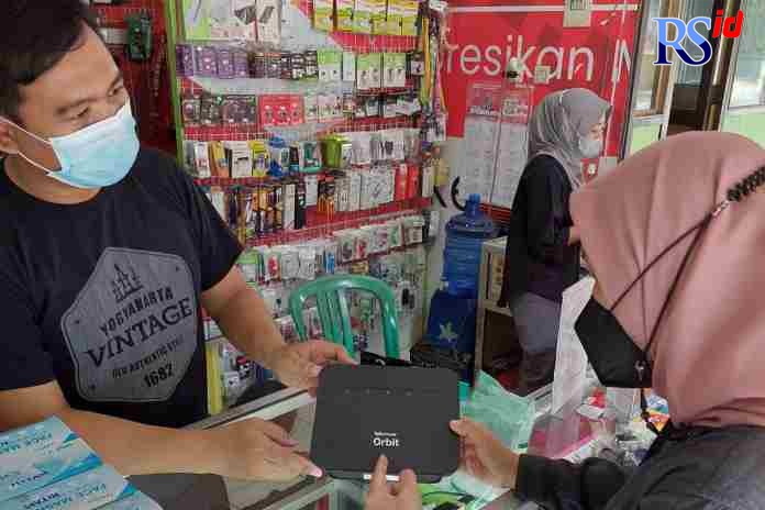LUNCURKAN TELKOMSEL ORBIT :  (Kanan) VP Consumer Sales Area Jawa Bali Riny Novitriyanti memastikan ketersedian produk Telkomsel di salah satu outlet. (DOKUMEN HUMAS TELKOMSEL)