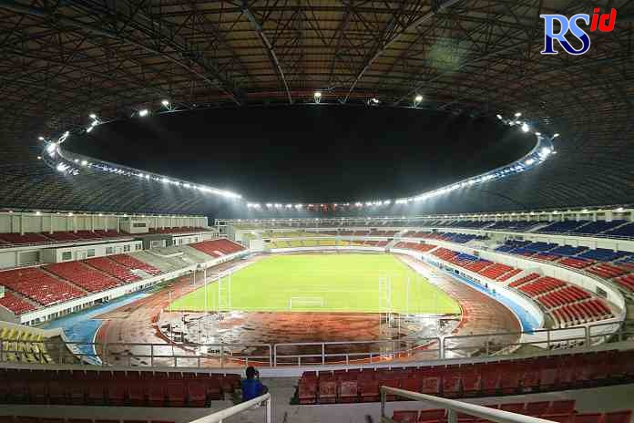 GILAR-GILAR: Lampu Stadion Jatidiri Semarang saat dilakukan ujicoba, Kamis (10/2) malam. Sebanyak 265 lampu dengan kekuatan 2.500 lux dipasang di seluruh bagian stadion kebanggaan warga Semarang ini. (NUR CHAMIM/JAWA POS RADAR SEMARANG)