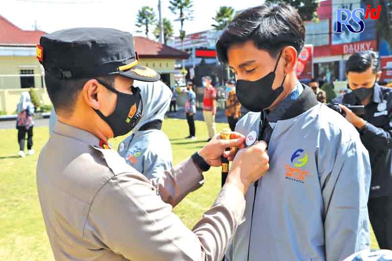 Kapolres Wonosobo AKBP Ganang Nugroho Widhi saat menyematkan tanda anggota antinarkoba di halaman Mapolres Wonosobo. (Istimewa)