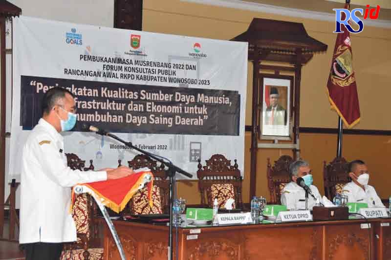 Kepala Bappeda Kabupaten Wonosobo Jaelan Sulat ketika berbicara dalam forum konsultasi publik di ruang Mangun Koesumo Setda, kemarin (9/2). (Sigit Rahmanto/Jawa Pos Radar Semarang)