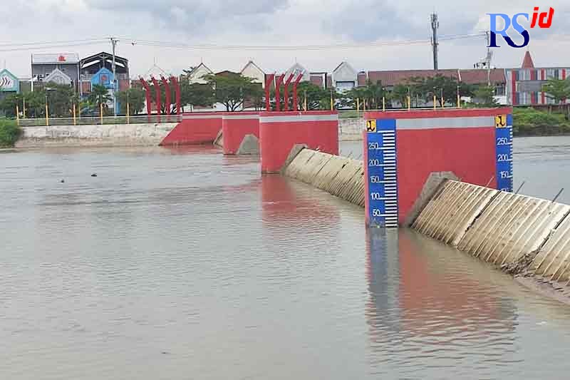 Dua pintu span Bendung Gerak mengalami kerusakan sehingga tidak difungsikan untuk sementara waktu ini. (M Ridwan Tri Anggoro/JAWA POS RADAR SEMARANG)