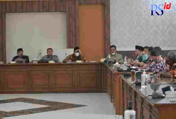 Sejumlah anggota BPD dari beberapa kecamatan saat mengadu ke DPRD Kabupaten Wonosobo Jumat (4/2). (Sigit Rahmanto/Jawa Pos Radar Semarang)