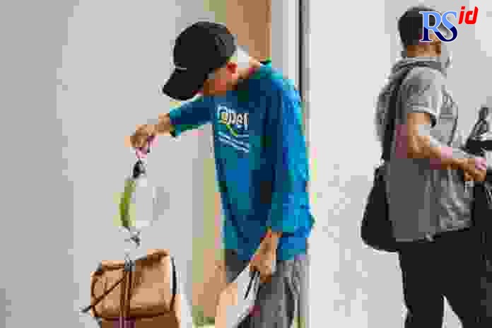 Pegawai Tekodeko dan kolektor Rapel.id mengangkut sampah hasil pilahan di Kafe Tekodeko, Semarang. (Istimewa)