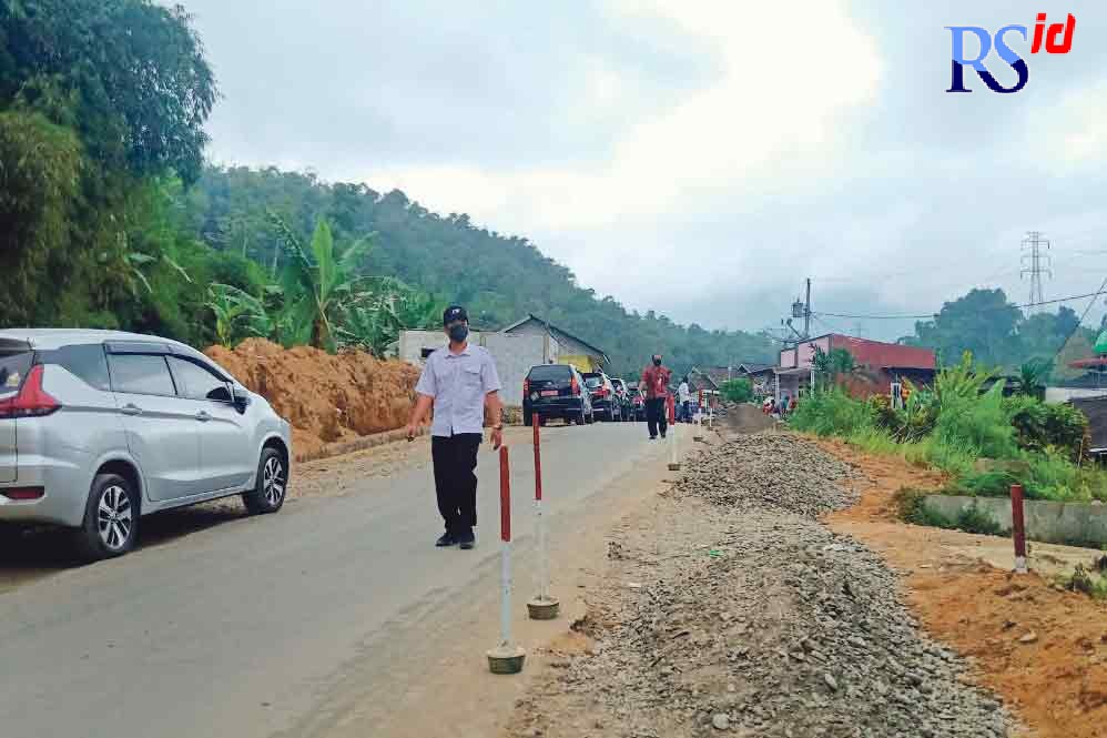 Jalur Rakai Panangkaran yang tengah dilebarkan pada tahun lalu untuk memudahkan pengguna jalan saat melintas. (Sigit Rahmanto/Jawa Pos Radar Semarang)