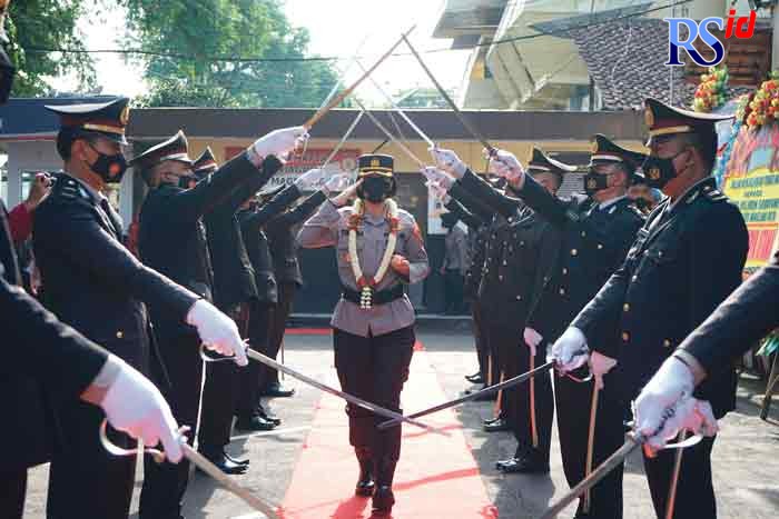 Kapolres Magelang Kota AKBP Yolanda Evalyn Sebayang disambut upacara pedang pora di Mapolres Magelang Kota Kamis (3/2). (ROFIK SYARIF G P/JAWA POS RADAR SEMARANG)