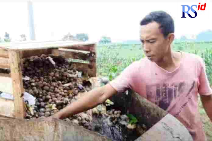 Pengelola Bioreaktor memproses pengolahan energi dari sampah organik di Kabupaten Pati. (Istimewa)