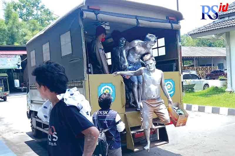 Pengemis dan manusia silver dibawa petugas Satpol PP Magelang untuk dibina dalam operasi Kamis (17/2) kemarin.  (Istimewa)