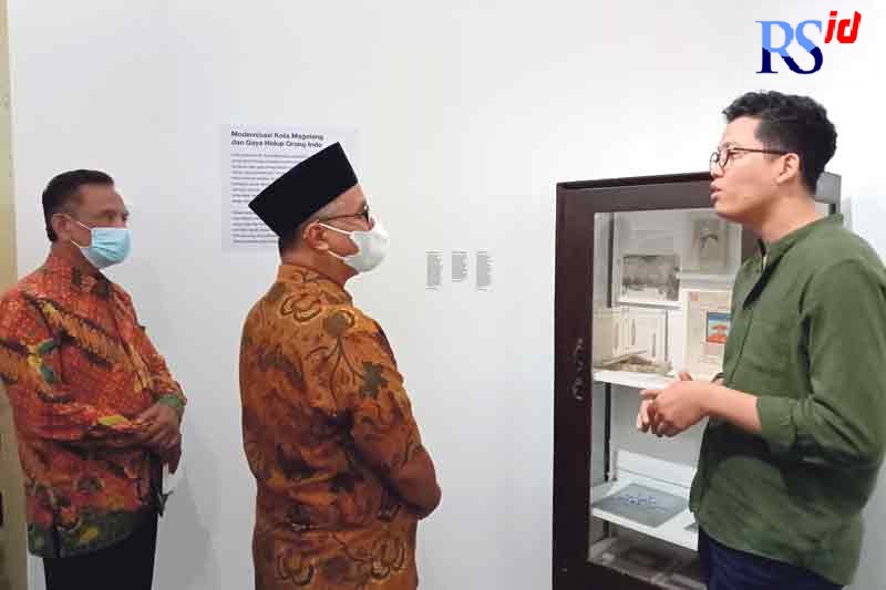 Wali Kota Magelang dr Muhammad Nur Aziz saat melihat pameran foto di Loka Budaya Drs. Soekimin Adiwiratmoko Rabu (2/2). (ROFIK SYARIF G P/JAWA POS RADAR SEMARANG)