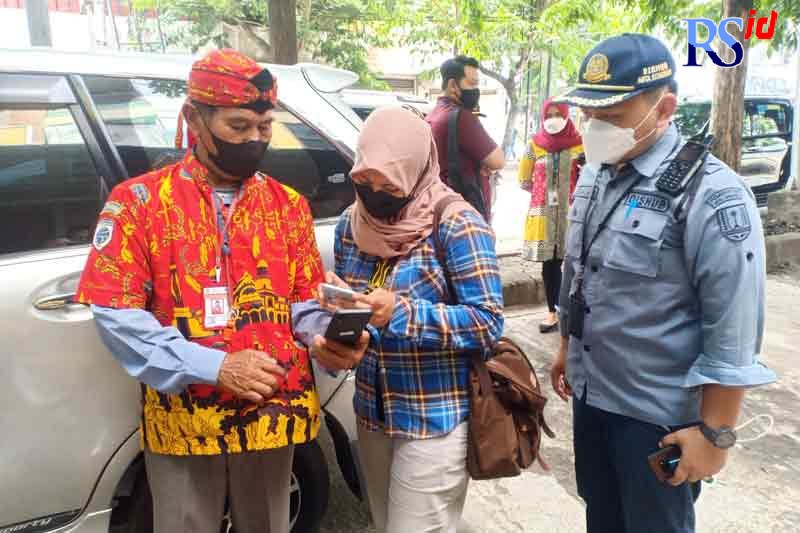 Salah satu pengguna parkir ketika melakukan pembayaran menggunakan metode cashless di ruas Jalan MT Haryono, Rabu (2/2). (ADENNYAR WYCAKSONO/JAWA POS RADAR SEMARANG)