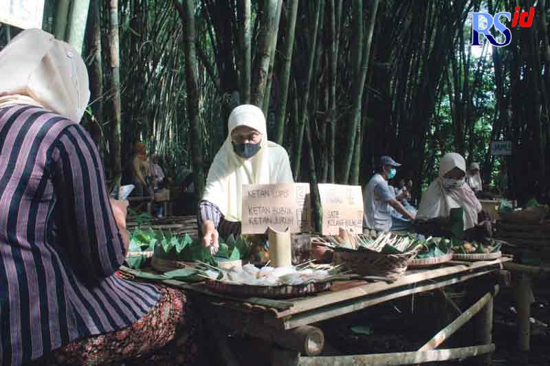 Suasana Pasar Papringan Minggu (27/2) yang kembali dibuka setelah dua tahun vakum karena pandemi Covid-19. (ANANTA ERLANGGA MUSA / JAWA POS RADAR SEMARANG)