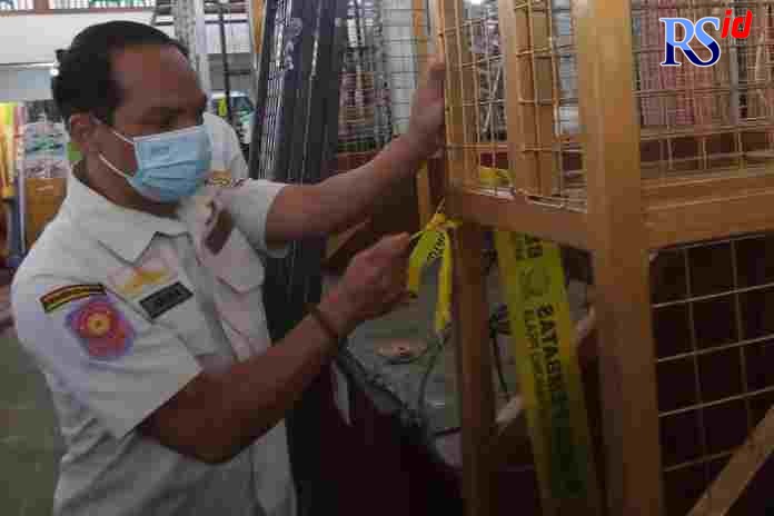Petugas Satpol PP membuka segel 32 lapak Pasar Johar Tengah dan Utara karena pemiliknya siap menempati. (Istimewa)