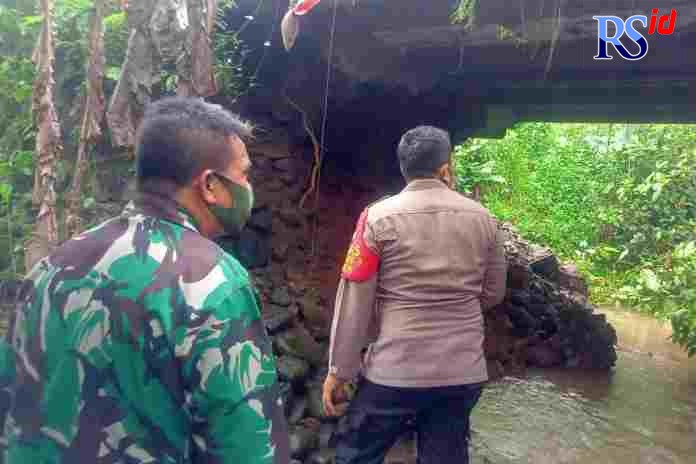 Kondisi Jembatan Sibendo yang kini ditutup sementara mulai kemarin karena berbahaya dilalui. (Istimewa)