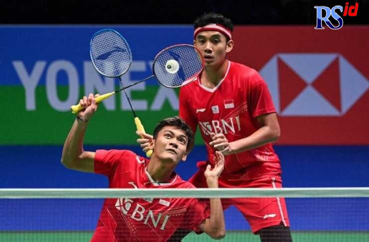Ganda putra Indonesia Bagas Maulana (kanan) dan Muhammad Shohibul Fikri berusaha mengembalikan kok dalam pertandingan semifinal All England 2022 melawan kompatriot mereka Kevin Sanjaya Sukamuljo/Marcus Fernaldi Gideon di Birmingham, Inggris, Sabtu (19/3/2