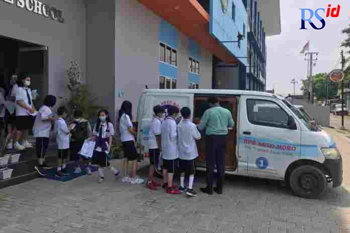 Petugas BPR Arto Moro melayani pelajar Eagle School yang antre membuka rekening tabungan Simpel beberapa waktu lalu. (Istimewa)