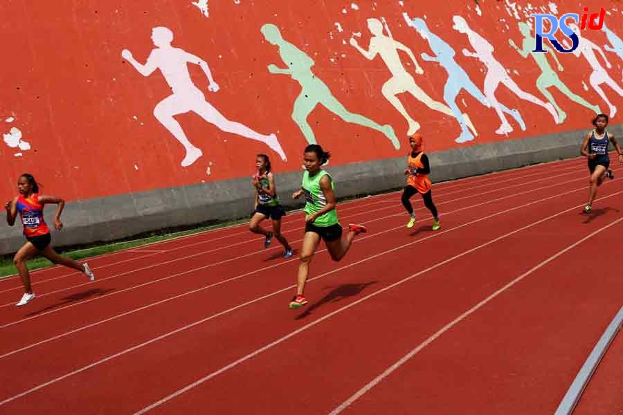Para atlet dari berbagai wilayah di Indonesia sangat antusias mengikuti kejuaraan atletik nasional Jateng Open di GOR Tri Lomba Juang Jalan Tri Lomba Juang Mugas Semarang, Selasa (1/3). (NUR CHAMIM/JAWA POS RADAR SEMARANG)