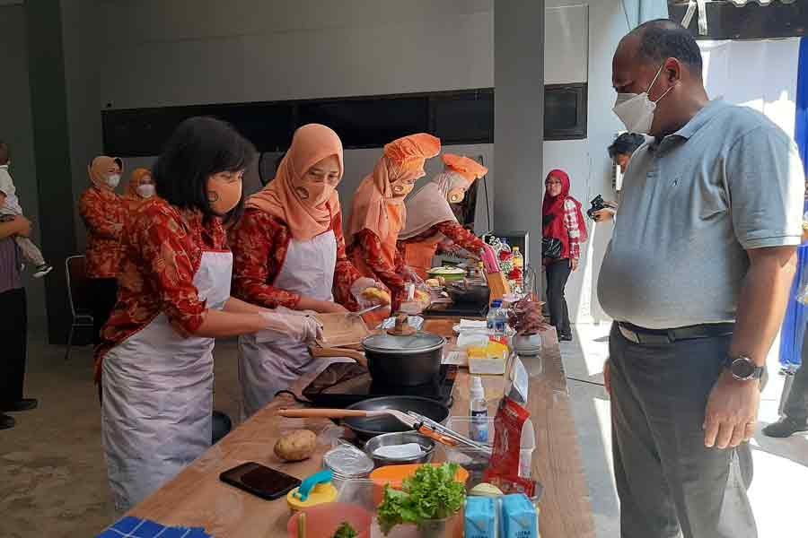 Kepala Dinas ESDM Jateng Sujarwanto Dwiatmoko dan peserta menyaksikan demo masak. (TITIS ANIS FAUZIYAH/JAWA POS RADAR SEMARANG)