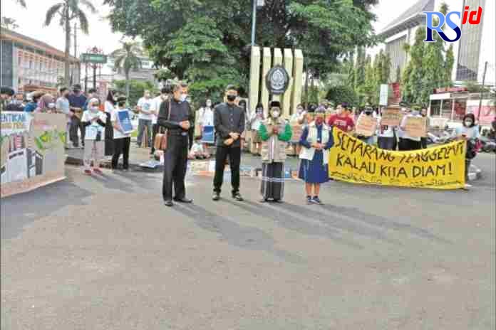 UNJUK RASA : Semarang Climate Strike menggelar aksi damai di depan Patung Diponegoro Jalan Pahlawan, Jumat (25/3). (KHAFIFAH ARINI PUTRI/JAWA POS RADAR SEMARANG)